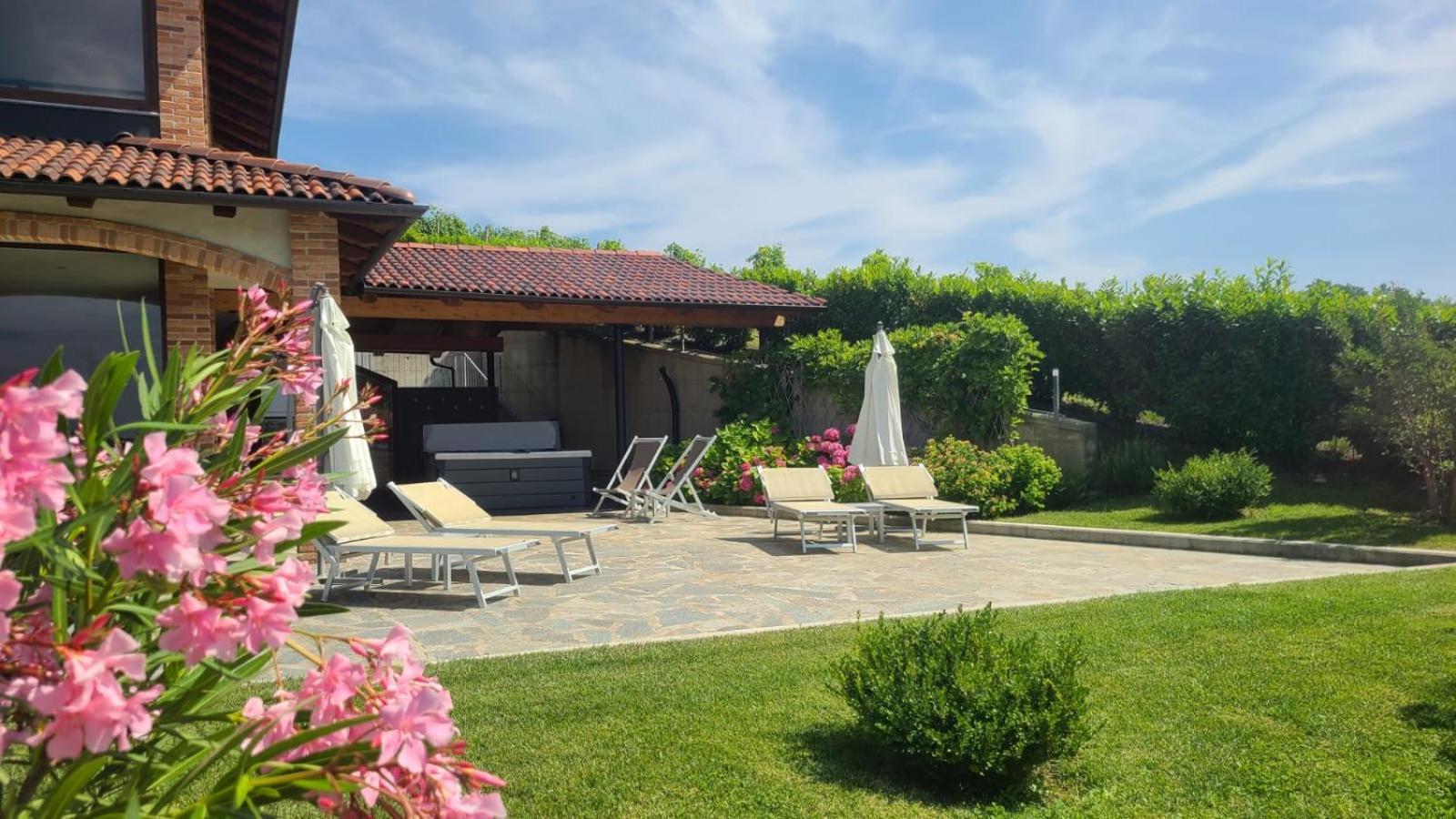 Casa Castella - Adults Only - Langhe Βίλα Diano dʼAlba Εξωτερικό φωτογραφία